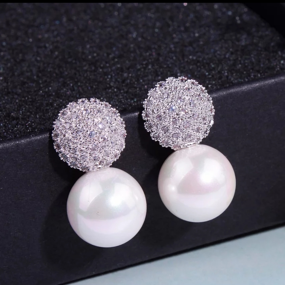 Pearl earring (stud)